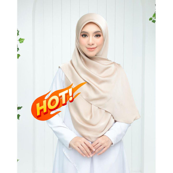 Gaya Tudung Satin Bersama Aksesori Jepit Terkini