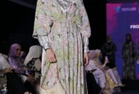 Busana Minimalist + Makeup Bold: Trend 2025?