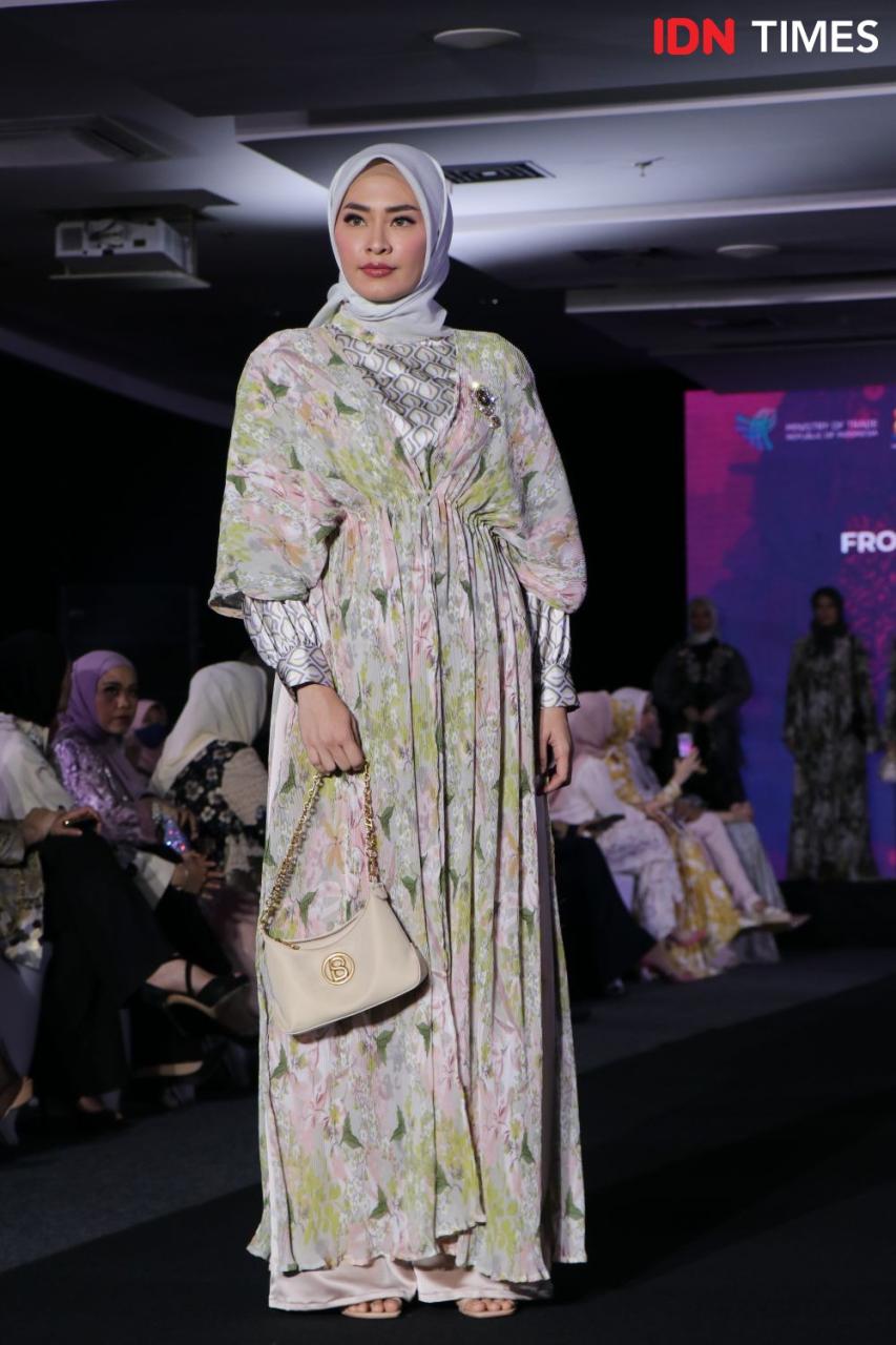 Busana Minimalist + Makeup Bold: Trend 2025?